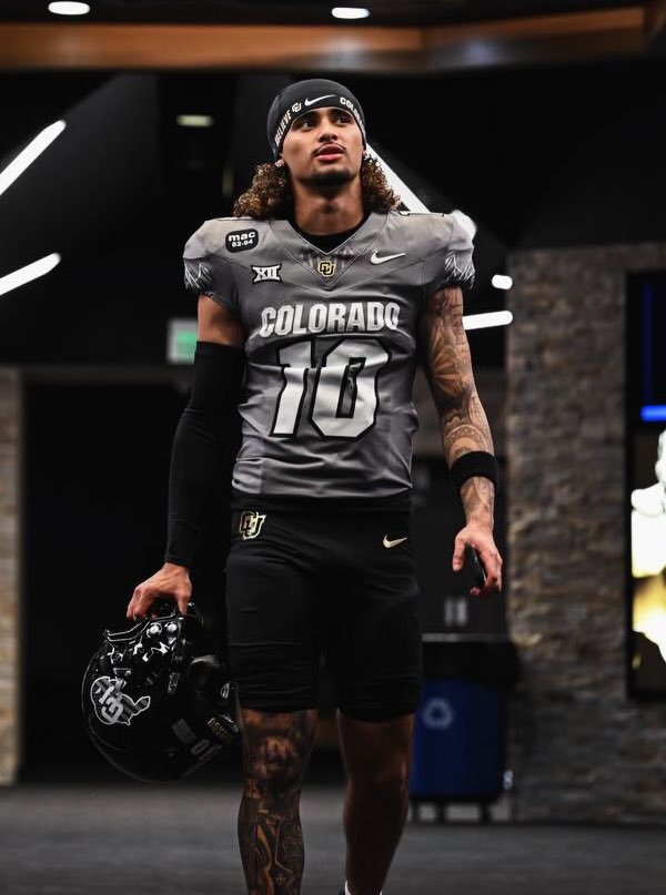 Colorado quarterback Julian Lewis